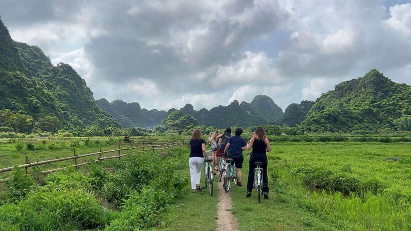 2-Day Lan Ha and Cat Ba Cruise Tour By 3 Star Cruise Ship - Ba Tra Dao Islet and the swimming stop