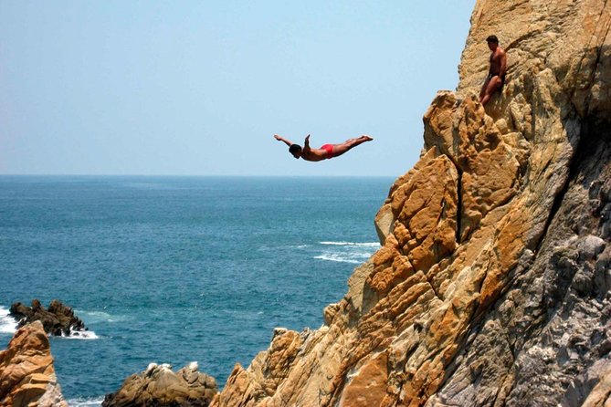 4hr Fun Guide Tour For Cruisers or Hotels Guests with Divers Show - Starting from a cruise ship or hotel