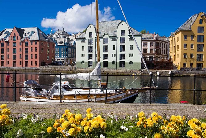 Alesund Shore Excursion: The Ultimate Sightseeing Tour - Sunnmøre Museum: old homes and working boats