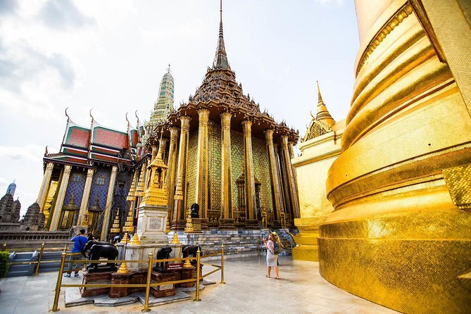 Bangkok Shore Excursion: Private Grand Palace and Buddhist Temples Tour - Lunch beside the river, with room for local choices