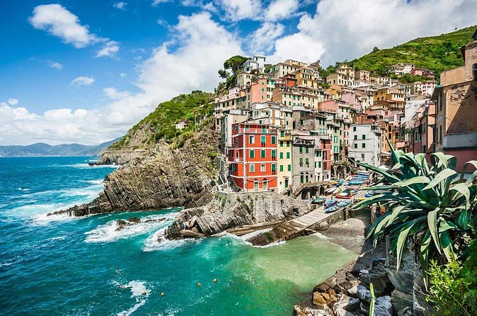 Cinque Terre Small Group Tour max 13 people from Livorno port - Manarola: the first close look at Cinque Terre