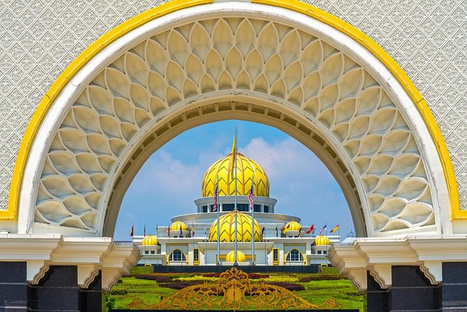 Cruise Shore Excursions: Port Klang - Batu Caves and the giant Murugan statue