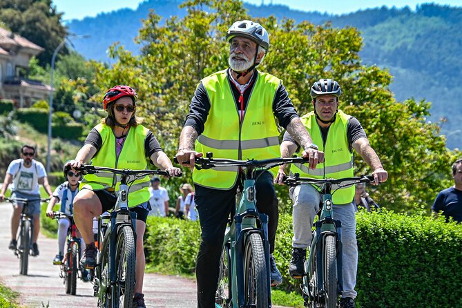 Electric bike tour with optional pick-up for cruisers - Bouzas, seafood traditions, and the Citroën connection