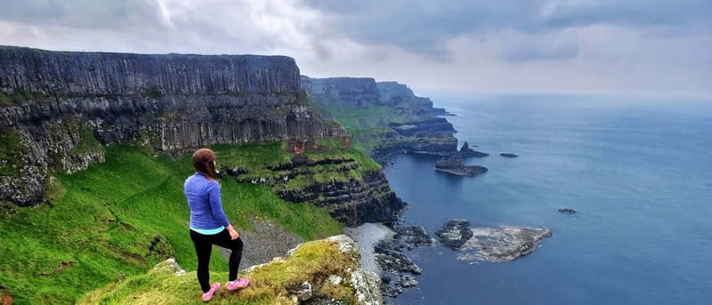 From Belfast: Full-Day Giant's Causeway Shore Excursion - The guide and the coach experience