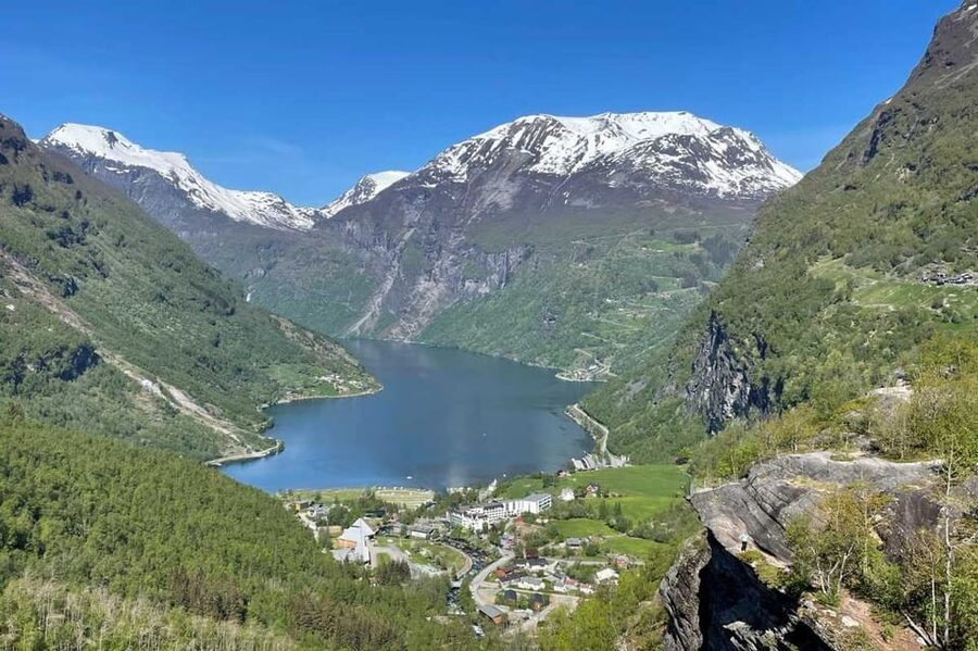 From Hellesylt: The Best of Geiranger Shore Excursion - The guide can make the bus time worthwhile
