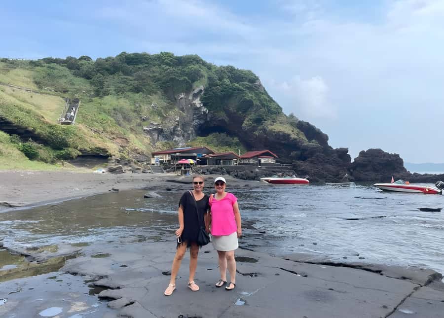 Jeju Island: Full Day Tour for Cruise Ship Passengers - What the guide and vehicle add to the day