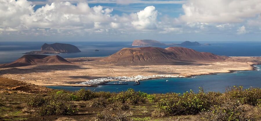 La Graciosa: Island Cruise with Lunch for Cruise Passengers - Boarding the catamaran near French Beach