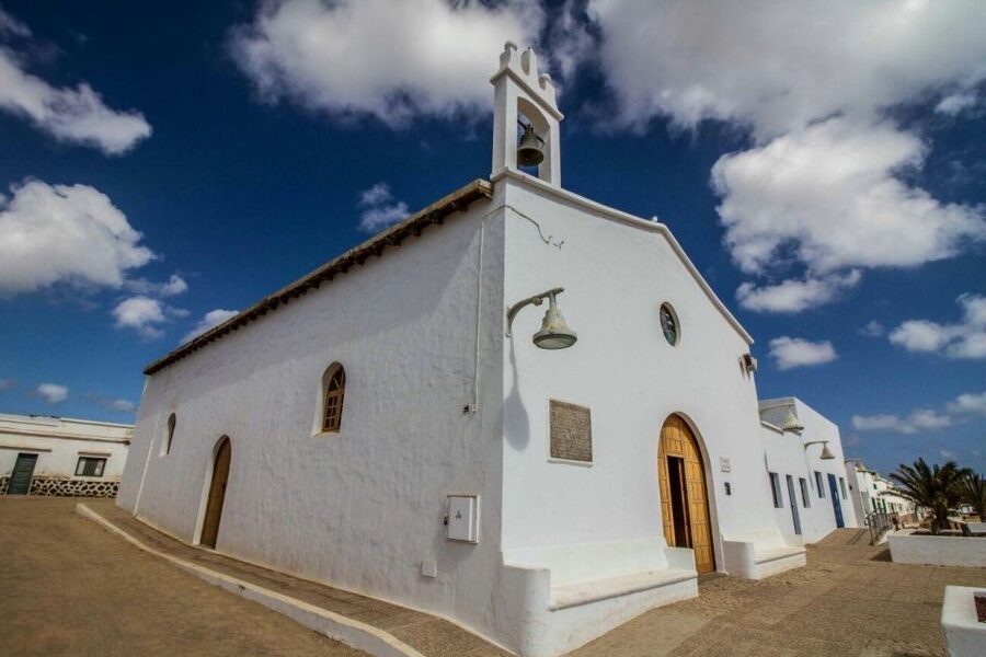 La Graciosa: Island Cruise with Lunch for Cruise Passengers - Guide, language, and group feel