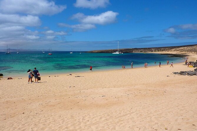 La Graciosa Island Tour for Cruise Passengers from Lanzarote - Sailing the coast aboard Juanita Cat