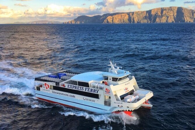 La Graciosa Island Tour for Cruise Passengers from Lanzarote - Guides, crew, and the onboard mood