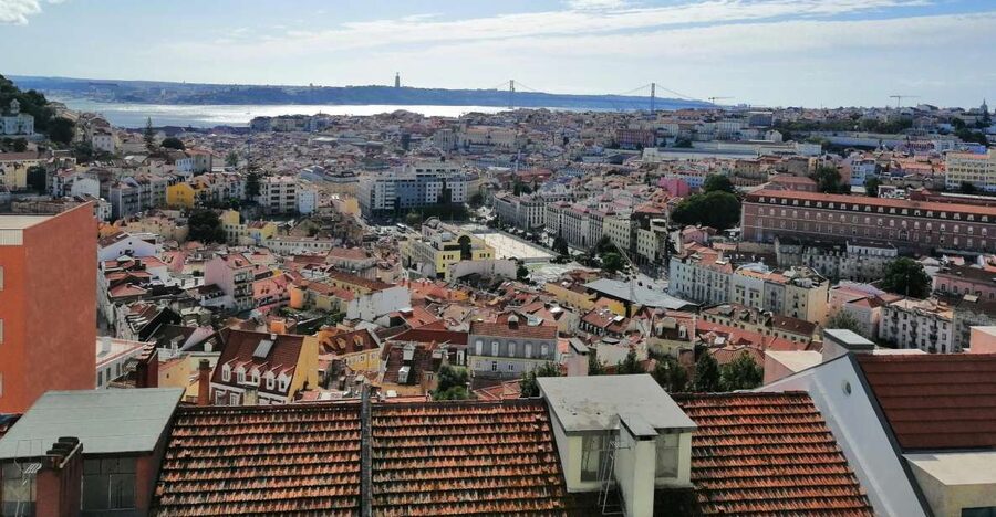 Lisbon: Layover Tour with Airport Pickup and Drop-Off - Meeting your guide after landing