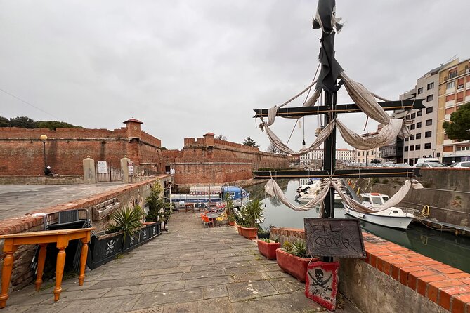 Livorno Street Food Tour: A Tasty Local Adventure - The town market and a pause among local vendors