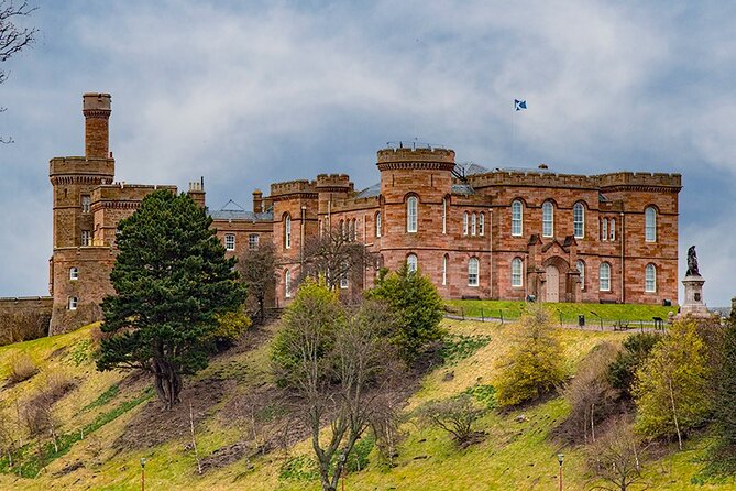 Loch Ness , Outlander , Inverness Castle , Clava and Culloden - Guides, vehicle comfort, and the private format