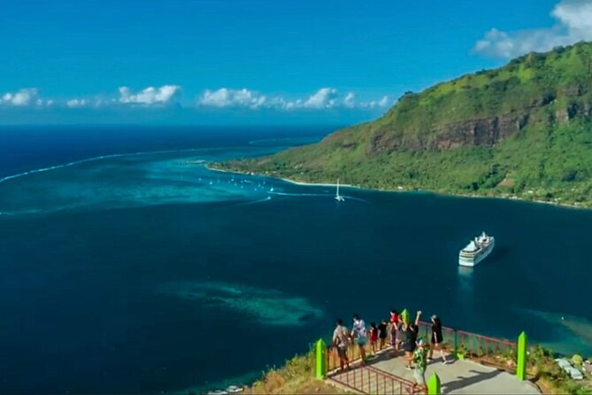 Moorea Cruise Ships: 4x4, Belvedere,Magic Mountain pineaple - Magic Mountain: the rough road is part of the attraction