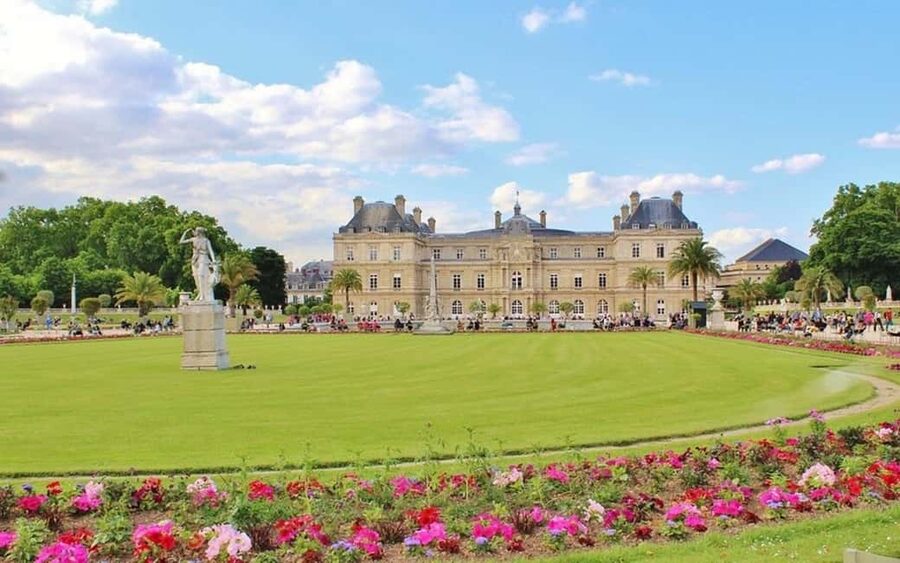 Paris: Private Layover Tour with Airport Pickup & Dropoff - Your final hour: choose more sights or taste Paris