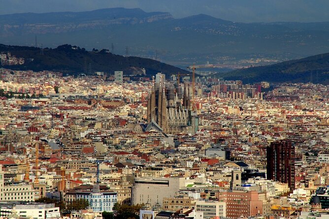 Private Airport Pickup & Scenic Tour of Barcelona - Sagrada Família in a 30-minute window