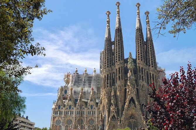 Private, guided shore excursion w/ chauffeured vehicle - La Pedrera and Gaudí’s Barcelona
