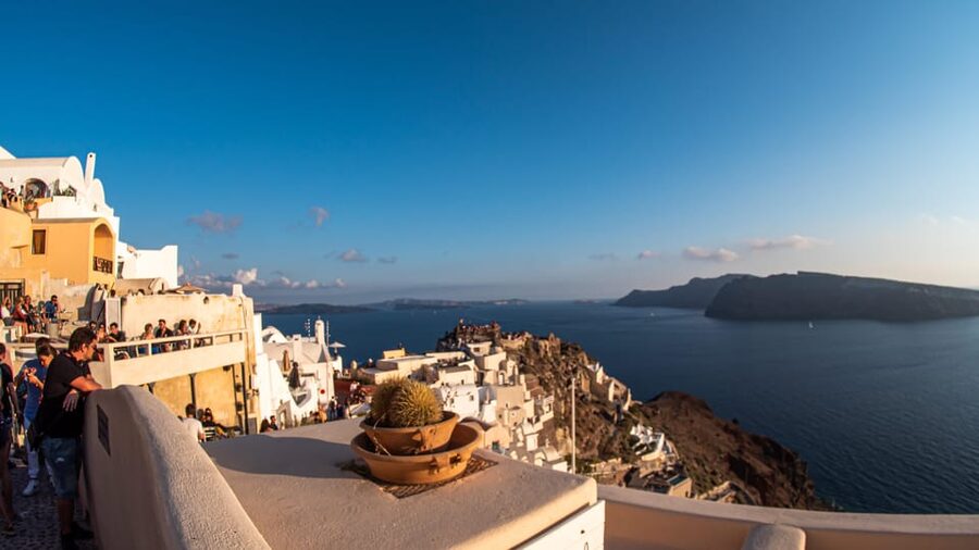Santorini: Shore Excursion to Oia for Cruise Ship Passengers - How the guides affect the experience