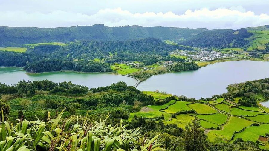 Seven Citys Tour: Sete Cidades Crater Lake Shore Excursion - Pico do Carvão gives you the first wide view