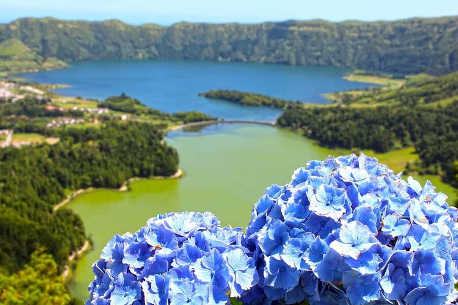 Seven Citys Tour: Sete Cidades Crater Lake Shore Excursion - Lago do Canário is quieter and more enclosed