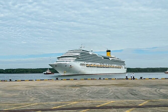 Shore Excursion: Full-day Hanoi City Tour from Halong Port - What the guide adds to a packed day