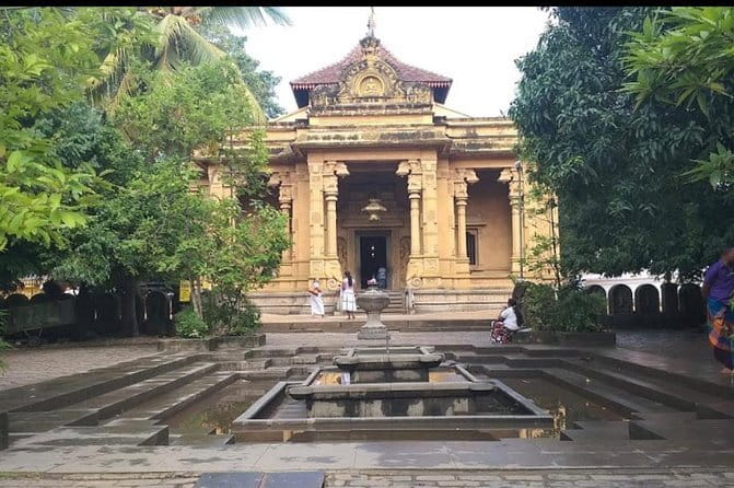 Shore Excursion to Colombo City Tour & Kelaniya Temple for 2 People - Who should book this private outing