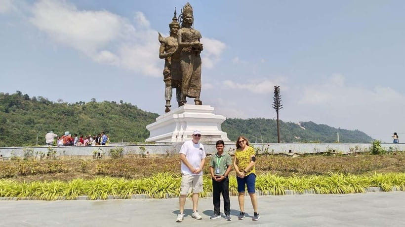 Sihanoukville: Group Shore Excursion from Cruise Port - A quick pause at the Golden Lions Roundabout