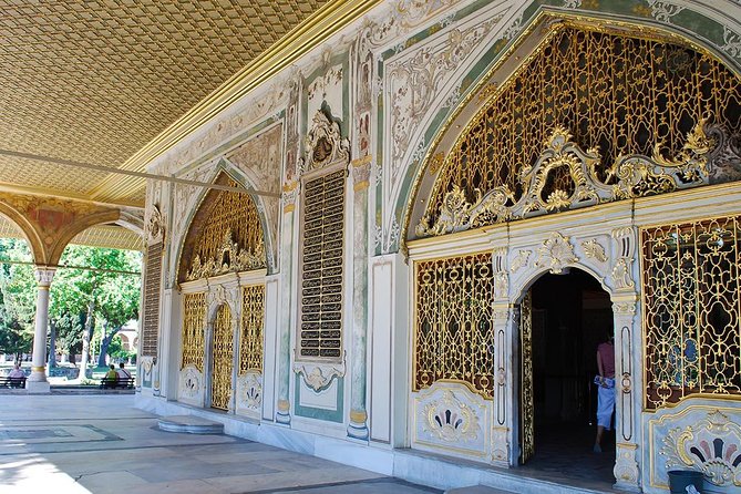 Small Group Istanbul Full-Day Shore Excursion: Hagia Sophia, Topkapi Palace, Blue Mosque, Hippodrome and Grand Bazaar - Topkapi Palace and the cost of limited time