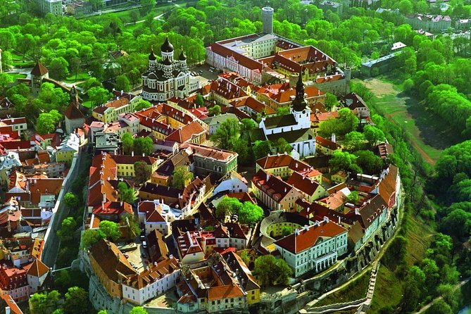Tallinn Shore Excursion: Tallinn Sightseeing Tour by Coach and Foot - Kadriorg Park and palace: a quick look at imperial Tallinn