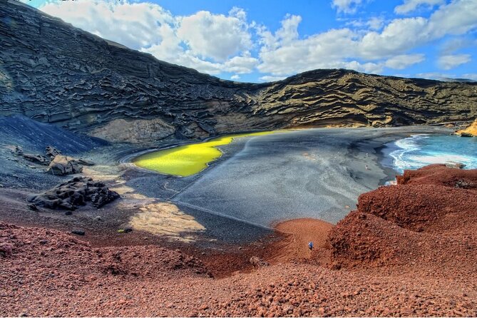 Tour to Timanfaya, La Geria and Laguna Verde for cruise passengers - El Golfo and the green waters of Charco de los Clicos