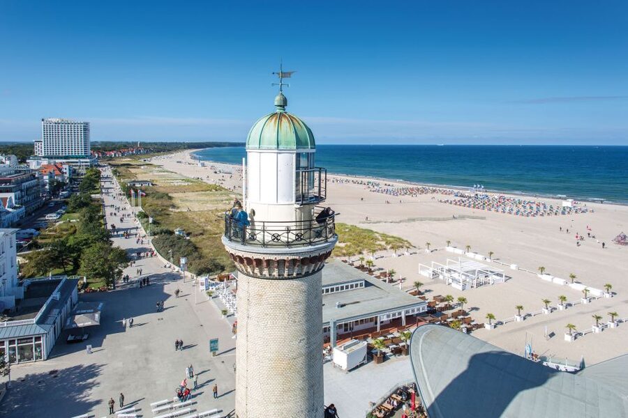 Warnemünde: Guided Walking Tour - Warnemünde Lighthouse and the Teepott promenade